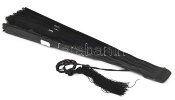 Anti legyező kézzel festett, puttós mintákkal, csipkén minimális sérüléssel. Fa. XIX. sz. 35 cm