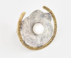 Ezüst(Ag) modern gyűrű gyönggyel, jelzett, méret: 54, bruttó: 7,3 g