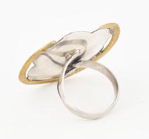 Ezüst(Ag) modern gyűrű gyönggyel, jelzett, méret: 54, bruttó: 7,3 g