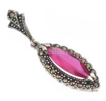 Ezüst(Ag) medál szintetikus rubinnal, jelzett, h: 4 cm, bruttó: 3,93 g