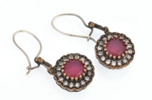 Ezüst(Ag) fülbevalópár szintetikus rubinnal, jelzett, d: 1,5 cm, bruttó: 9,24 g