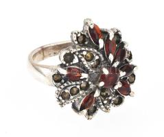 Ezüst(Ag) gyűrű gránátokkal, jelzett, méret: 56, bruttó: 8,2 g