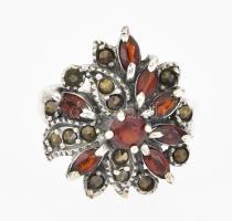 Ezüst(Ag) gyűrű gránátokkal, jelzett, méret: 56, bruttó: 8,2 g