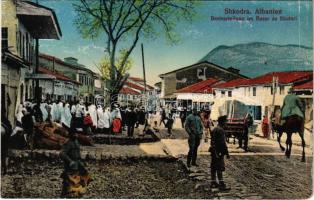 Shkoder, Shkodra, Skadar, Skodra, Scutari, Skutari; Brotverteilung im Bazar / Osztrák-magyar katonai kenyér osztás / K.u.k. Austro-Hungarian military bread distribution (EK)