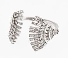 Ezüst(Ag) gyűrű kövekkel gazdagon kirakva, jelzett, kőhiánnyal, bruttó: 3,2 g