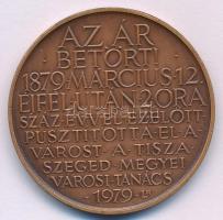 Lapis András (1942-) 1979. Az ár betört! 1879. Március 12 éjfél után 2 óra - Száz évvel ezelőtt pusztította el a várost a Tisza - Szeged Megyei Városi Tanács kétoldalas bronz emlékérem (42,5mm) T:AU kis ph