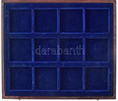 Faborítású éremtartó kazetta (~270x230mm), 12 férőhellyel (52x52mm átmérőjű fészkekkel). Használt, d...