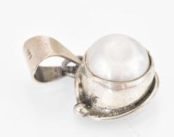 Ezüst(Ag) medál tenyésztett gyönggyel, jelzett, h: 2,5 cm, bruttó: 3,5 g