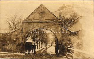 Déva, Magna Curia kastély udvarának bejárati kapuja, vár télen / entrance gate to the courtyard of the Magna Curia, castle in winter. photo (fl)