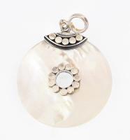 Ezüst(Ag) medál gyöngyházzal, jelzett, d: 2,5 cm, bruttó: 2,48 g