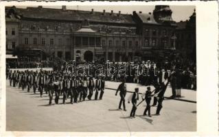 1940 Kolozsvár, Cluj; Bevonulás a Mátyás király téren, Nagyilondai járás leventék 2. csapatának felvonulása, Bányay üzlete / entry of the Hungarian troops. Fotofilm photo (fl)