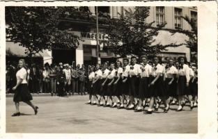 1940 Kolozsvár, Cluj; Bevonulás, lányok felvonulása / entry of the Hungarian troops, girls. Fotofilm photo (fl)