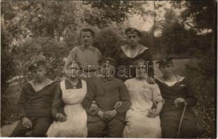 Osztrák-magyar haditengerészet matrózai egy ápolóval szárazföldi kórház kertjében / K.u.k. Kriegsmarine Matrosen / Austro-Hungarian Navy mariners with a nurse at a field hospital. photo