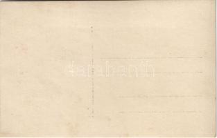 Osztrák-magyar haditengerészet matrózai egy ápolóval szárazföldi kórház kertjében / K.u.k. Kriegsmar...