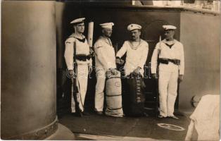 Osztrák-magyar haditengerészet matrózok egy megbilincselt társukkal valószínűleg megrendezett jelenet közben / K.u.k. Kriegsmarine Matrosen / Austro-Hungarian Navy mariners during a fake arrest with a handcuffed seaman. photo