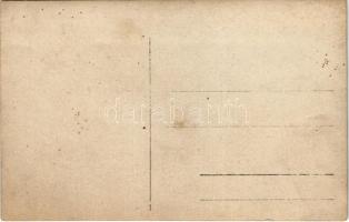 Osztrák-magyar haditengerészet matrózok egy megbilincselt társukkal valószínűleg megrendezett jelene...