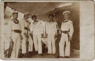 SMS ZRÍNYI osztrák-magyar haditengerészet matrózai szurony közé fogják egy társukat / K.u.k. Kriegsmarine Matrosen / Austro-Hungarian Navy mariners arresting one of theirs. photo (Rb)