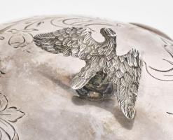 Ezüst (Ag) cukordoboz. Madaras díszítéssel, gravírozott, kulcs nélkül. Dianás jelzéssel, JS mesterje...