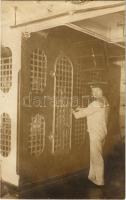 Osztrák-magyar haditengerészet matrózok a fedélzeti zárkában / K.u.k. Kriegsmarine Matrosen / Austro-Hungarian Navy mariners being held in the deck cell. Stefan Vlach photo (fl)