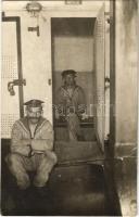 Osztrák-magyar haditengerészet matrózok az SMS Custoza fedélzeti zárkájában / K.u.k. Kriegsmarine Matrosen / Austro-Hungarian Navy mariners being held in the deck cell of SMS Custoza. Stefan Vlach photo