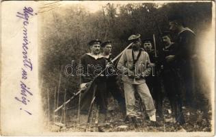 Úgy e mire vitt az éhség! Osztrák-magyar haditengerészet matrózok humoros jelenetben egy rabbal / K.u.k. Kriegsmarine Matrosen / Austro-Hungarian Navy mariners in a humorous scene, prisoner. photo (EB)