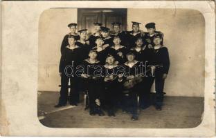 1915 Osztrák-magyar haditengerészet gépész matrózainak csoportképe hangszerekkel / K.u.k. Kriegsmarine Maschinenschule Elektro A. Matrosen / Austro-Hungarian Navy enginer mariners' group photo + "K.u.k. Militärzensur Teschen" (EK)