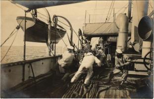 Jolle Hissen! Osztrák-magyar haditengerészet, matrózok felhúznak egy gőzbárkát a hajó oldalára / K.u.k. Kriegsmarine Matrosen / WWI Austro-Hungarian Navy, mariners pulling up a steam barge. Fot. Alois Beer, F. W. Schrinner