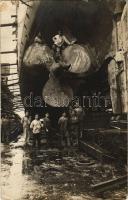 Osztrák-magyar matrózok a szárazdokkban hadihajó hajócsavarjával / K.u.K. Kriegsmarine / Austro-Hungarian Navy, mariners at the dry dock with battleship&#039;s propeller. photo (EK)