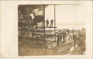 Osztrák-magyar matrózok a szárazdokkban hadihajó oldalsó hajócsavarjával / K.u.K. Kriegsmarine / Austro-Hungarian Navy, mariners at the dry dock with battleship's portside propeller. photo (EK)