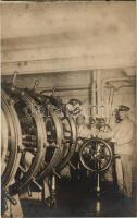 Osztrák-Magyar Haditengerészet csatahajó kormányzó irányítóterem belseje matrózokkal / K.u.K. Kriegsmarine / Austro-Hungarian Navy battleship&#039;s steering control room interior with mariners. Stephan Vlach photo (gyűrődés / crease)