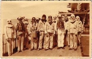 SMS SZENT ISTVÁN osztrák-magyar haditengerészet matrózai különféle gázálarcokban / K.u.k. Kriegsmarine Matrosen in Rauchmasken / WWI Austro-Hungarian Navy mariners in different types of gas masks. photo (gyűrődés / crease)