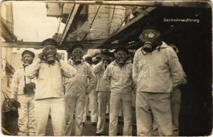 SMS PELIKÁN matrózai gázálarcokban / K.u.k. Kriegsmarine Matrosen, Gasmaskenmusterung / Austro-Hungarian Navy mariners in gas masks. photo (Rb)