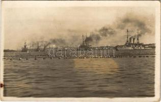 Osztrák-magyar haditengerészeti hármas védelmi hálók a tengeralattjáró támadások ellen / K.u.k. Kriegsmarine / Austro-Hungarian Navy triple nets protecting the battleship anchorage in Pola against submarine attacks. photo (fl)