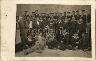 Bethlehem, SMS Erzherzog Karl matrózai a Születés templom előtt / K.u.k. Kriegsmarine Matrosen / Austro-Hungarian Navy mariners in front of the Church of the Nativity. photo (EK)