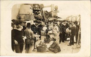 1915 Osztrák-magyar haditengerészet matrózai külföldi árusokkal a fedélzeten / K.u.k. Kriegsmarine Matrosen / Austro-Hungarian Navy mariners on deck with local traders. photo + "K.u.k. Marinespitalskommando"