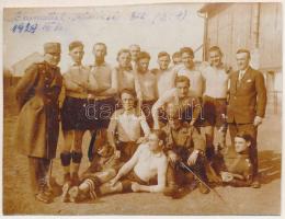 1929 Banatul Temesvár focicsapat, labdarúgók: Cpt. Bentea, Carte, Ciolac, Nic. Kovács Tulbure, Czakó, II. Czakó, Chirdiu, Barta, Konecsnik cond. MijlocTabacu I. Dobay, Madarász, Cpt. Iliescu, portarul Dajdea / Banatul Timisoara football team. photo (vágott / cut) (10,5 x 8 cm)