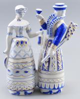 Hollóházi népviseletbe öltözött pár, betyár vállán puskával kézzel festett, jelzett, hibátlan, m: 20 cm