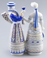 Hollóházi népviseletbe öltözött pár, betyár vállán puskával kézzel festett, jelzett, hibátlan, m: 20...