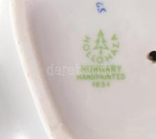 Hollóházi népviseletbe öltözött pár, betyár vállán puskával kézzel festett, jelzett, hibátlan, m: 20...