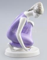 Hollóházi vizet merítő nő, kézzel festett, jelzett, kopásnyomokkal, m: 18,5 cm