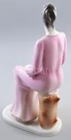 Hollóházi ülő olvasó lány, kézzel festett, jelzett, hibátlan, m: 34 cm