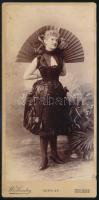 cca 1900 Színésznő legyezővel, keményátú fotó Sonntag műterméből, 20,5×10 cm