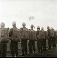 cca 1960-1970 Ejtőernyősök, 4 db fotónegatív, 6×6 cm