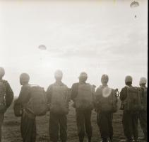 cca 1960-1970 Ejtőernyősök, 4 db fotónegatív, 6×6 cm