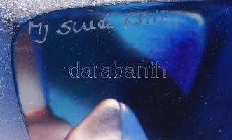 Mats Jonasson (svéd, 1945-): Ólomkristály asztaldísz a Maszk sorozatból, színezett, címkével és grav...