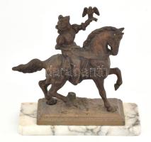 Sólyommal vadászó bronzírozott fém, márvány talapzaton 21x22 cm