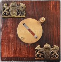 Persely, homokóra formájú, 2 db réz Budapest címerrel. Fa, réz, műanyag búra. m: 31 cm