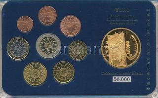 Portugália 2002. 1c-2E (8xklf) forgalmi összeállítás + 2003. "Európa / Escudo" aranyozott emlékérem (40mm) műanyag tokban T:UNC-XF Portugal 2002. 1 Cent - 2 Euro (8xdiff) coin set + 2003. "Európa / Escudo" aranyozott emlékérem (40mm) in plastic case C:UNC-XF