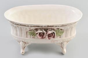 Kaspó, plasztikus rózsa díszítéssel. Kézzel festett porcelán, jelzés nélkül, minimális lepattanással a rózsán 23x12x11 cm