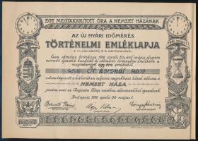 1916 Egy megtakarított óra a nemzet házának. Az új nyári időmérés történelmi emléklapja a világháború 2-ik esztendejéből. Adományozó emléklap a háborúban teljesen megrokkant hősök otthona, a Nemzet háza javára. Apró lapszéli szakadással, 25x17,5 cm